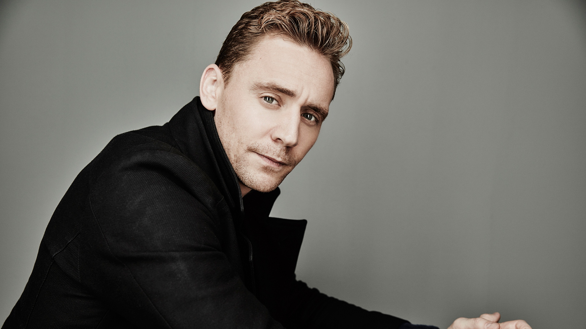 Tom Hiddleston podría ser el tercer hermano Holmes en la serie «Sherlock»